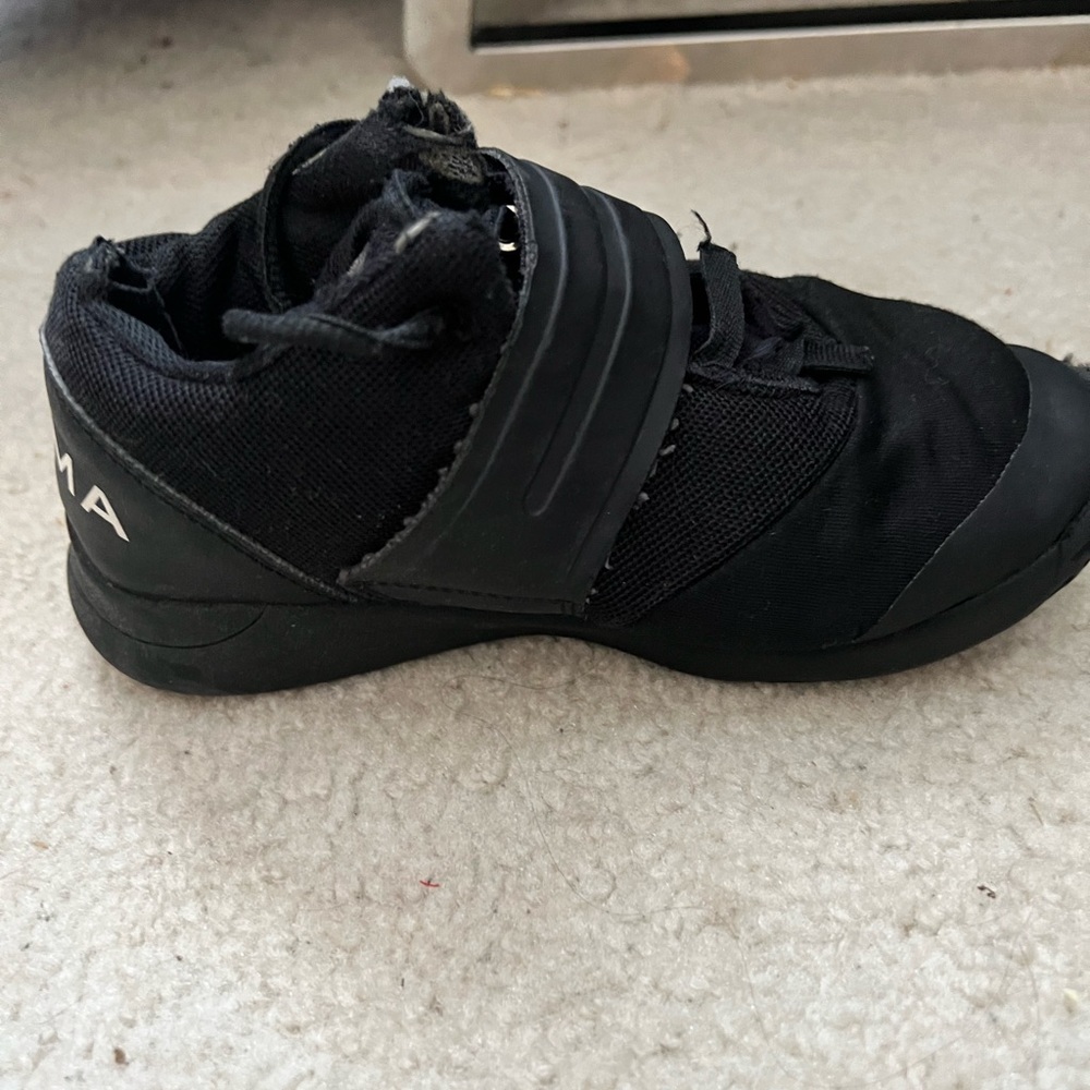 Black tennis shoes